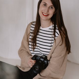 Hi, ich bin Carolin

Schön, dass du hier bist. Ich bin Babybauch- und Familienfotografin, zweifache Mama und lebe in einem kleinen Örtchen in Niederbayern – umgeben von Natur, die mich immer wieder inspiriert. 🌳 

Meine größte Leidenschaft? Die echten, ungestellten Momente des Lebens festzuhalten. Ich liebe es, eure Geschichten mit meiner Kamera zu erzählen – von der Vorfreude auf euer Baby bis hin zu den kleinen und großen Momenten eures Familienlebens. 🤍

Wenn ich nicht gerade mit meiner Kamera unterwegs bin, findest du mich beim Wandern in der Natur, auf Reisen oder in meiner Küche, wo ich mit viel Liebe koche und gutes Essen genieße. Meine Familie und Freunde sind mein größter Rückzugsort, und genau diese Wärme und Nähe möchte ich auch in meinen Bildern einfangen.

Ich freue mich darauf, euch kennenzulernen und eure besonderen Augenblicke für die Ewigkeit festzuhalten! Schreibt mir gerne – ich kann es kaum erwarten, eure Geschichte zu erzählen.

#Babybauchfotografie #Familienfotografie #MomenteFürDieEwigkeit #EchteEmotionen #Liebesgeschichten Bilder von der lieben @lichtmomentebylaura 📸 Bearbeitung von mir