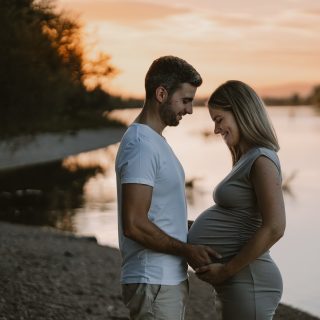 25/07/2025
Ein Babybauchshooting ist etwas ganz Besonderes – es hält eine magische Zeit voller Vorfreude, Liebe und Veränderung fest. Damit die werdende Mama rundum wohlfühlst und wir viele verschiedene Stimmungen einfangen können, ist ein Outfitwechsel oft eine tolle Idee.

Warum ein zweites Outfit Sinn machen kann:
	•	Vielfalt in der Galerie: Ein Outfitwechsel bringt Abwechslung ins Bild – ohne dass sich die Location oder das Setting ändern muss.
	•	Unterschiedliche Stimmungen: Ein fließendes Kleid in Naturtönen wirkt romantisch und verträumt, während ein engeres Kleid oder ein Top mit offener Bauchpartie den Fokus ganz bewusst auf den wachsenden Babybauch lenkt.
	•	Praktisch bei verschiedenen Lichtstimmungen: Helle Kleidung wirkt bei Sonnenuntergang besonders warm und weich, dunklere Farben bringen mehr Tiefe und Kontrast – besonders im Schatten.

Du bist auch schwanger? Halte diese besondere Zeit in einzigartigen Bildern für immer fest. 
Buche jetzt dein Babybauchshooting. 📸 

#maternityphotoshooting #maternity #parenthood #photoshoot #canoneosr #canonphotography #love #photoshooting #straubing #deggendorf